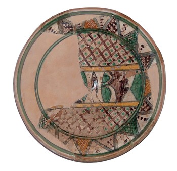 Krožnik loške slikane meščanske keramike z geometričnim okrasom in črkami abecede (hrani ga Loški muzej Škofja Loka). <em>Foto: Jože Štukl</em>