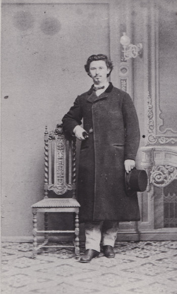 Mladenič z rokavicami in s klobukom v rokah. Fotograf Josef Saller jun., konec 19. stoletja. 