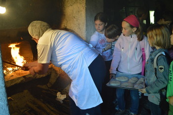 Baking bread in the Škopar s house <em>Foto: Škofja Loka Museum Photo Archive</em>