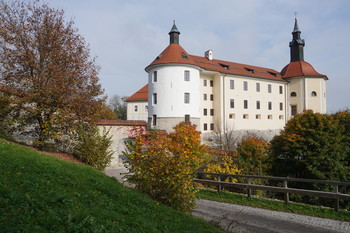 Praznični in novembrski odpiralni čas 