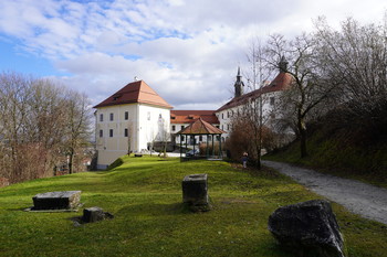 Odpiralni čas februarja